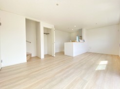 5号棟 広々としており南西向きで陽当り良好のLDK。全居室南西向きで建物全体が明るく感じられます。是非一度ご覧になってみてください。