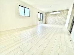 ゆったりくつろげるリビングで、家族団欒の時間がもっと楽しく、陽当たりも良くて気分も明るくなります。