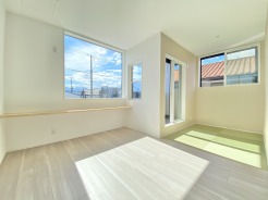 大きな窓が印象的な住宅です。リビングでくつろぐも良し。和室でくつろぐも良し。ごゆっくりとお過ごしいただけそうです。