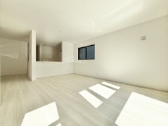 明るい日差しがとても気持ち良いですね。LDKは広々20帖越えとなります。