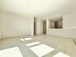 リビング全体が見渡せるカウンターキッチン。LDK20帖越えのため、広々とお過ごしいただけます。