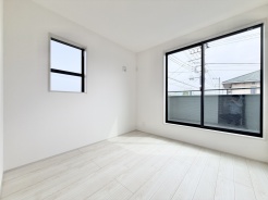 2階洋室5帖のお部屋はバルコニーに面しているため明るいお部屋です。