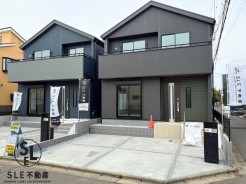 南東角地を含む南道路で並列駐車2台可能の嬉しい都市ガスエリア。19帖と約21帖の広々としたLDKが魅力です。小学校徒歩9分でお子様にとっても住環境良好の立地です。是非一度ご覧になってみてください。