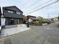 新しい暮らしが始まる、確かな基盤
開発分譲地内で落ち着きのある環境です。
南道路で陽当たり良好
カースペース2台可能