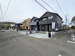 新たな物語が始まる、静かなる胎動
開発分譲地内で落ち着きのある環境です。
南道路で陽当たり良好
カースペース2台可能