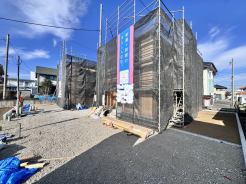 前面道路は比較的交通量が少なくなっておりますので安心して駐車可能です。