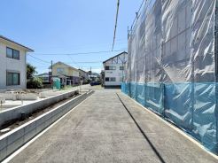前面道路の幅が広いことで、開放感があり、日当たりや風通しも良好な立地です。