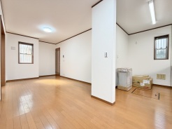 家族の会話も増えそうなリビングは約14.1帖