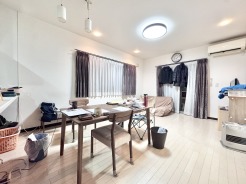 室内にいながら外とのつながりを感じられ、空間全体がより広く感じられます。明るさと心地よさを兼ね備えたリビングです。