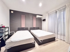 落ち着いたカラーのアクセントクロスが、お部屋の印象を高めます。