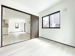 収納を完備しているため、1階洋室はゲストルームや多目的にご利用いただけます。