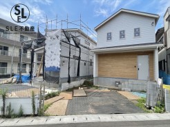 新しい暮らしの基盤となる住まいが、丁寧に形作られています。完成までの過程に想いを馳せながら、この場所で紡がれるこれからの日々に期待が高まります。静かな街並みの中に、着実に育まれる住まいの姿です