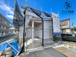 新たな暮らしの始まりを予感させる、整然と丁寧に作り上げられていく一軒の住まい。