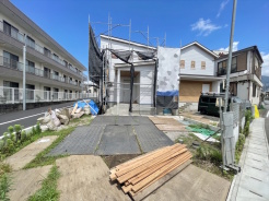新しい暮らしの基礎が着々と形づくられる様子からは、完成後の住まいへの期待感と、静かな街並みとの調和が感じられます。