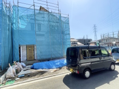 1号棟 現在建築中ですが、同建築会社の完成物件のご見学を行う事も可能です。