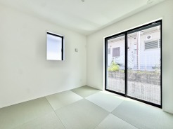 リビングと隣接した和室はお子様の多目的な利用やゲストルームとしてもご利用可能です