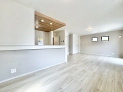 キッチンの折下げ天井がオシャレな印象です。また、折下げ天井により空間が引き締まります。お好きな家具も配置できる広々としたLDKになります。