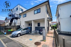 【2世帯住宅】富士住建施工の施主様こだわりのお家です。周辺の街並みとの調和が取れており、落ち着いた住環境を求める方におすすめ。静かに暮らしたい方には、ぜひご検討いただきたい一邸です。