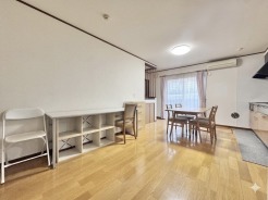 室内にいながら外とのつながりを感じられ、空間全体がより広く感じられます。明るさと心地よさを兼ね備えたリビングです。