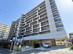 小田急小田原線「秦野」駅徒歩3分。ポレスター秦野ステーションシティのご紹介になります。築3年の3LDKマンションとなりますので、魅力の大変詰まった住宅でございます。