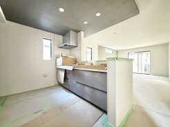 1号棟 対面式キッチンは、家族の会話が増える素敵な間取りです。こちらのキッチンでおいしい料理とご一緒に素敵な思い出をどうぞ。