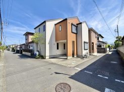 角地に位置するため、通風と開放感ともに良好◎です。近隣交通量の少ない道路となっておりますので、お車の運転が少し心配な方も落ち着いて駐車することが出来そうです。