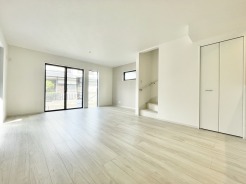 広々としたリビングになりますので、ごゆっくりとおくつろぎいただけます。LDK収納もございますので、お部屋を最大限に広くお使い頂けます。