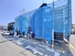 前面道路は約6mの広々とした道路で開放的です。ストレスなく駐車できそうです。