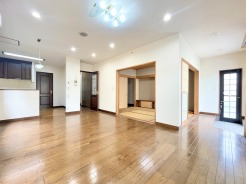 たっぷりの陽光が差し込むLDK約20.9帖は家族の会話も増えそうな団らんスペース
