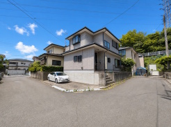 青々としたお空がとても気持ち良いですね。明るい住宅は自然と気持ちまで明るくなってきそうです。こちらの住宅を夢のマイホームにいかがでしょうか。