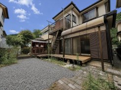 【リフォーム前写真】
ウッドデッキは撤去いたします。広々とした南庭もございますので、ガーデニングやBBQなども楽しめそうです。