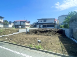 これから基礎工事が進み、少しずつ“わが家”の形が見えてくるワクワクの現地。完成後の暮らしを想像しながら、陽当たりや周辺環境もチェックできます。今なら工事の進み具合も確認でき、家づくりの過程を楽しめる、完成が待ち遠しい新築分譲地です。
