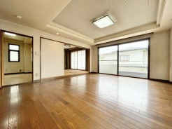 大きな窓からはしっかりと光が入ってきております。明るい住宅は自然と気持ちまで明るくなってきそうです。