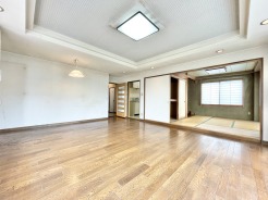 LDKは広々20.25帖ございますのでゆったりとおくつろぎいただけます。こちらのリビングでごゆっくり家族団欒のお時間をお楽しみ下さい。