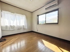 2階の居室は2面採光となっており、心地よい日差しが差し込みます。前面棟もないため、窓を開けると風通し良好◎です