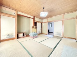 広々とした和室です。
やはり日本人には落ち着く空間ですよね、客間やお子様との多目的なスペースとしてもご活用いただけます。