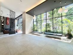 顔認証付きのオートロックマンションになります。日勤で管理人も常駐しておりますので、セキュリティ対策も比較的安心出来そうです。