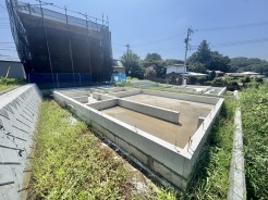その制震装置を搭載することで、地震の揺れに耐える「耐震性能」と、揺れを抑えて住宅へのダメージを軽減する「制震性能」を兼ね備えた建売住宅ブランド