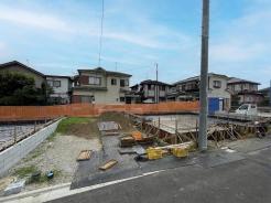 「ただいま建築中!少しずつ形になっていく我が家の成長を見守るワクワク感がいっぱい。完成したら、家族みんなが笑顔になれる“とっておきの場所”になりますように。」
