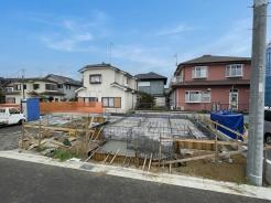落ち着いた街並みに誕生する、家族の夢を叶える新築一戸建て。
周囲は平穏で開放感のある閑静な住宅街。前面道路もすっきりしており、小さなお子様がいるご家庭も安心の住環境です。現在、確かな施工で建築中!理想のマイホームでの新しい暮らしを、ここから始めてみませんか。
