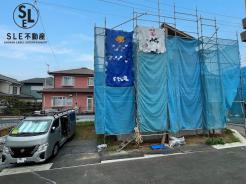 現在建築中の新築住宅です。
最新の耐震基準・断熱性能を備えた安心の住宅仕様。
完成後の内覧予約も承っていますので、ぜひお問合せください。