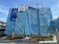 落ち着いた街並みに誕生する、家族の夢を叶える新築一戸建て。
周囲は平穏で開放感のある閑静な住宅街。前面道路もすっきりしており、小さなお子様がいるご家庭も安心の住環境です。現在、確かな施工で建築中!理想のマイホームでの新しい暮らしを、ここから始めてみませんか。