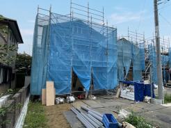 落ち着いた街並みに誕生する、家族の夢を叶える新築一戸建て。
周囲は平穏で開放感のある閑静な住宅街。前面道路もすっきりしており、小さなお子様がいるご家庭も安心の住環境です。現在、確かな施工で建築中!理想のマイホームでの新しい暮らしを、ここから始めてみませんか。