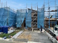 落ち着いた街並みに誕生する、家族の夢を叶える新築一戸建て。
周囲は平穏で開放感のある閑静な住宅街。前面道路もすっきりしており、小さなお子様がいるご家庭も安心の住環境です。現在、確かな施工で建築中!理想のマイホームでの新しい暮らしを、ここから始めてみませんか。