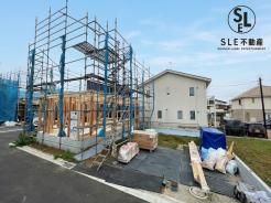 リビングの続き間に約5帖の和室があり、キッチンからも見渡せます。
また、和室で子供を遊ばせたりお昼寝する事にも使えます。