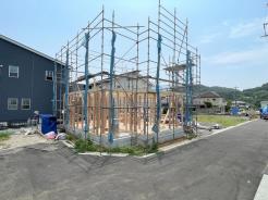 現在建築中の新築住宅です。
最新の耐震基準・断熱性能を備えた安心の住宅仕様。
完成後の内覧予約も承っていますので、ぜひお問合せください。
