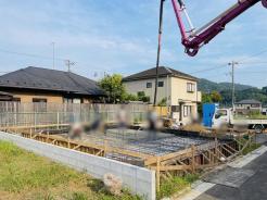青空に映える建築中の住まいは、耐震+制震の安心仕様。落ち着いた住宅街で、暮らしやすさと静けさを両立できる環境です。これから形になる新しいお家で、家族の“ちょうどいい毎日”を育んでみませんか?完成が楽しみになる一邸です。