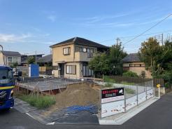 落ち着いた街並みに誕生する、家族の夢を叶える新築一戸建て。
周囲は平穏で開放感のある閑静な住宅街。前面道路もすっきりしており、小さなお子様がいるご家庭も安心の住環境です。現在、確かな施工で建築中!理想のマイホームでの新しい暮らしを、ここから始めてみませんか。