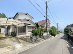 居住者しか基本通らない道路です。
車通りも少なく閑静な住宅街です。