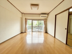 南西向きのバルコニーから明るい陽が入ります。
前面棟に建物もございません。